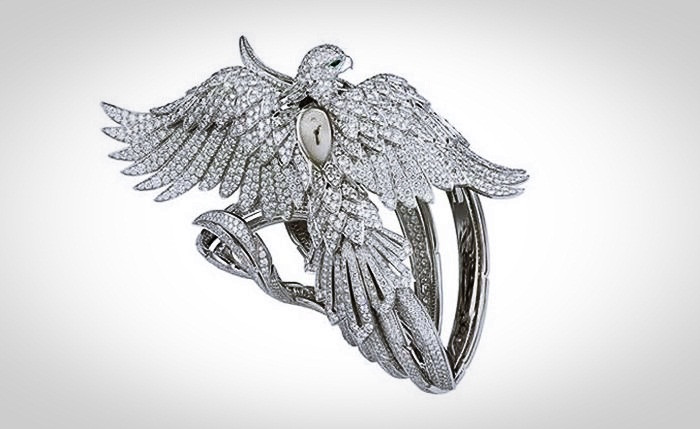 Đồng hồ Cartier Secret Watch With Phoenix Decor: Chiếc đồng hồ đắt giá nhất của Cartier mang hình dáng chim phượng hoàng, được "trang điểm" bởi 3.010 viên kim cương rực rỡ với tổng trọng lượng 80,13 carat, gắn trên vàng trắng mạ Rođi. Chiếc đồng hồ trị giá tới 2,755 triệu USD.