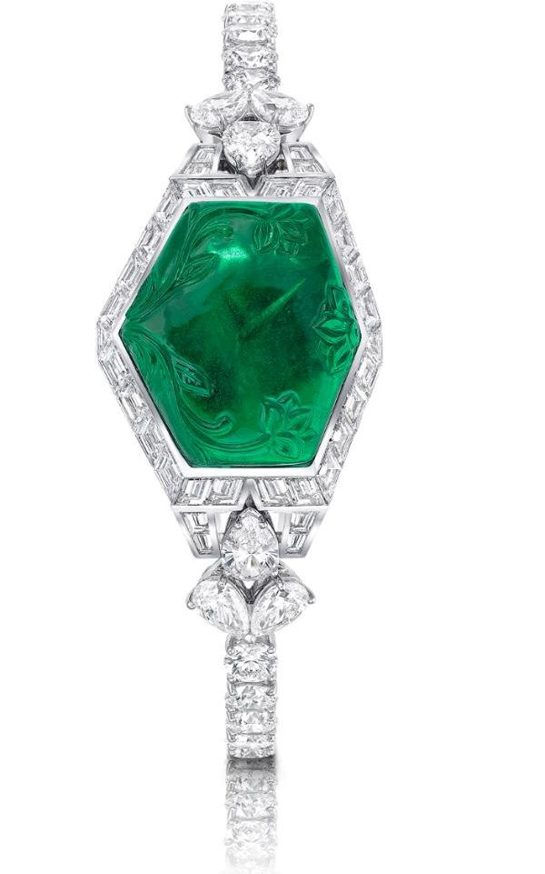 Đồng hồ kim cương độc đáo có tên Graff Carved Emerald được làm từ vàng trắng. Mặt đồng hồ được làm từ ngọc bích và ngọc lục bảo ấn tượng.