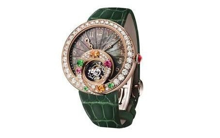 Chiếc đồng hồ Bulgari Berries được làm từ vàng hồng với mặt đồng hồ gắn kim cương, ngọc bích và ngọc lục bảo, trong khi dây đeo làm bằng da cá sấu.
