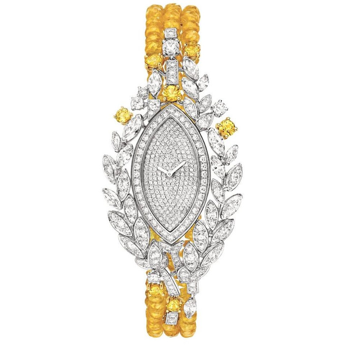 Chiếc đồng hồ nạm kim cương Chanel Moisson D'Or. Sản phẩm có nạm 13 viên kim cương cắt marquise, 365 viên kim cương rực rỡ, 7 viên saphia màu vàng và 119 hạt sapphire màu vàng.