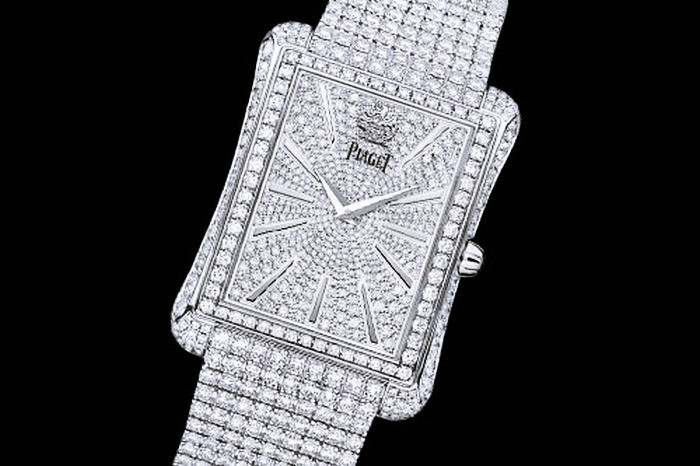 Đồng hồ Piaget Emperador Temple: Toàn bộ chiếc đồng hồ được phủ tới hơn 1.200 viên kim cương, bao gồm cả 350 viên được gắn ở dây đeo. Chiếc đồng hồ này trị giá tới 3,5 triệu USD.