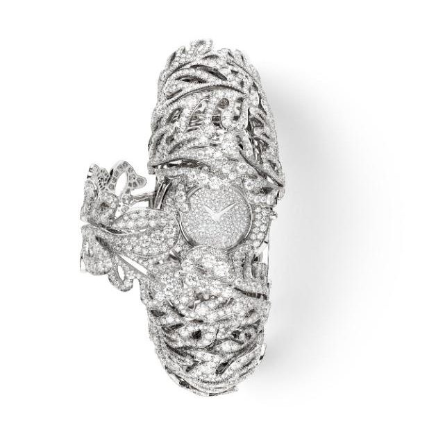 Chiếc đồng hồ kim cương có tên La Chene de CHAUMET được chế tác từ vàng trắng.