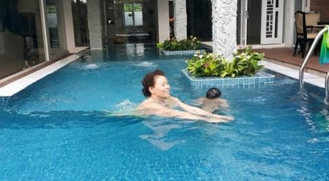 Biệt thự của Hà Hồ có bể bơi riêng để cả gia đình thư giãn khi rảnh rỗi.