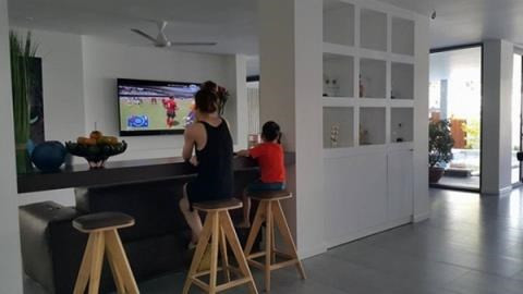 Nữ ca sĩ Hồ Ngọc Hà xem phim cùng con trai Subeo.