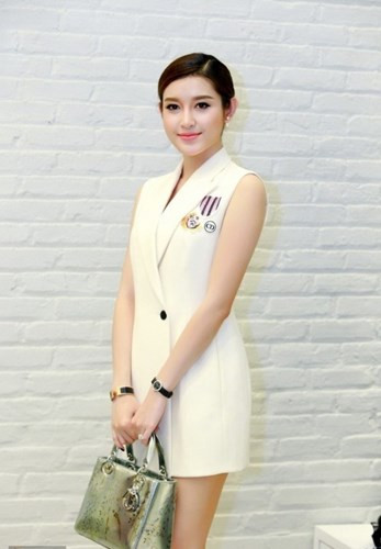 Nguyên set đồ Dior gồm trang phục, túi xách, nữ trang, đồng hồ, giày... mà Á hậu mặc trong bức hình này trị giá lên tới 400 triệu đồng.