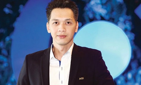 Trong danh mục tài sản, Trần Hùng Huy cùng những người thân trong gia đình cũng nắm giữ lượng lớn cổ phần Ngân hàng ACB. Trong đó, Hùng Huy nắm cổ phần nhiều hơn cả ông Trần Mộng Hùng và bà Đặng Thu Thủy. Năm 2014, Trần Hùng Huy là người giàu thứ 2 trong ngành ngân hàng khi nắm giữ khối tài sản hơn 443 tỷ đồng.