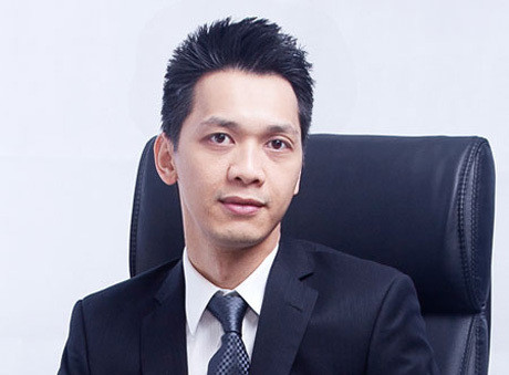 Con trai sếp Ngân hàng Á Châu (ACB): Ông Trần Hùng Huy, sinh năm 1978, là con trai ông Trần Mộng Hùng - một trong những người sáng lập và giữ chức chủ tịch Ngân hàng Á Châu (ACB) trong một thời gian dài, là người trẻ nhất trong Hội đồng Quản trị của Ngân hàng ACB.