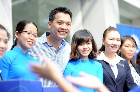 Ông Trần Hùng Huy cũng trở thành nhân vật ít tuổi nhất tại ACB giữ vị trí Chủ tịch Ngân hàng Á Châu. Ngoài việc nắm quyền điều hành nhà băng, Trần Hùng Huy còn đang sở hữu khối tài sản trị giá hơn 450 tỷ đồng cổ phiếu ACB. Ảnh: Chủ tịch Trần Hùng Huy cùng nhân viên ngân hàng ACB.