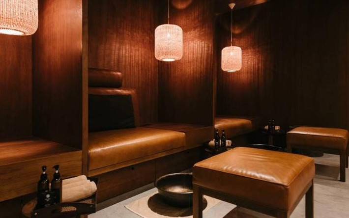 Phòng chờ The Pier của Cathay Pacific là một phòng chờ đặc biệt được dành cho hành khách hạng nhất của hãng hàng không. The Pier gồm có phòng ăn, quầy bar, phòng đựng thức ăn, phòng nghỉ riêng và cả khu massage chân như trong ảnh.