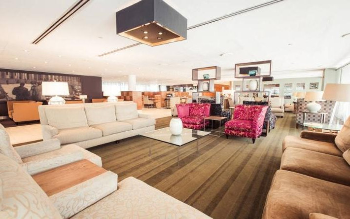 Phòng chờ xa hoa Concorde Lounge của hãng hàng không Anh British Airway tại sân bay New York JFK. Phòng chờ được thiết kế mô phỏng một khách sạn với một nhà hàng sành ăn và quán bar.