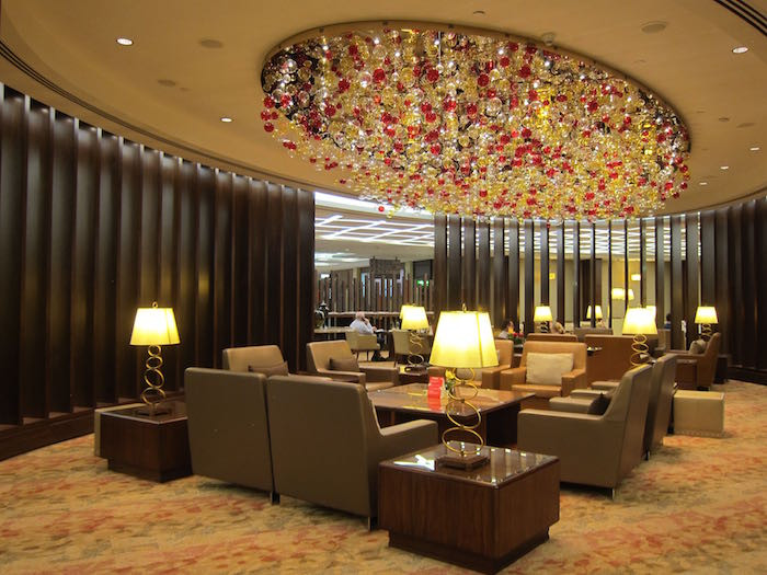 Phòng chờ xa hoa của hãng Emirates tại Dubai. Đây là phòng chờ hạng nhất lớn nhất thế giới vì nó trải dài toàn bộ chiều dài của nhà ga dành cho dòng máy bay A380 ở sân bay Dubai.