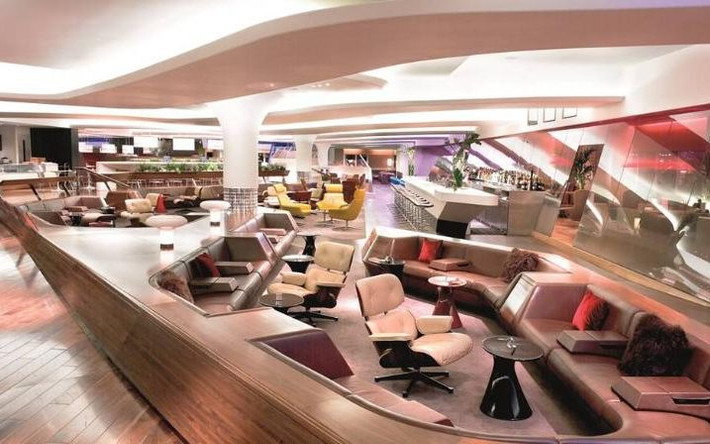 Phòng chờ sanh chảnh của hãng hàng không Virgin Atlantic tại sân bay London Heathrow (Anh). Khu vực sang chảnh cho khách VIP này gồm có một salon làm tóc, spa, quầy bar phục vụ champagne và cocktail, nhà hàng ăn uống.