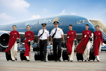 Theo báo cáo thường niên của hãng hàng không quốc gia Việt Nam Vietnam Airlines năm 2015, đơn vị này trả lương thưởng cho phi công ở mức trung bình 101 triệu đồng/người/tháng. Như vậy, lương phi công Vietnam Airlines rơi vào khoảng 1,2 tỷ đồng/năm (tính cả lương thưởng và phụ cấp), một con số đáng mơ ước.