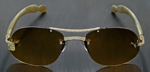 6. Luxuriator Due – Style 23 Sunglasses, giá 65.000 USD: Gọng kính được làm từ vàng 18 karat cộng thêm một số viên kim cương được đính ở trên khung, Luxuriator Due – Style 23 dễ dàng thu hút được những khách hàng giàu có và sẵn sàng chơi trội như Paris Hilton.