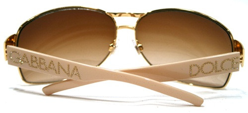 2. Dolce & Gabbana DG2027B: DG2027B có mức giá lên đến 383.000 USD (8,5 tỷ đồng) vì toàn bộ khung làm bằng vàng nguyên chất, phần tên thương hiệu trên khung kính được tạo thành từ hàng nghìn viên đá quý. Được làm từ vàng và kim cương, chiếc kính xa xỉ này đáp ứng được tất cả các yêu cầu, dù là của khách hàng khó tính nhất.
