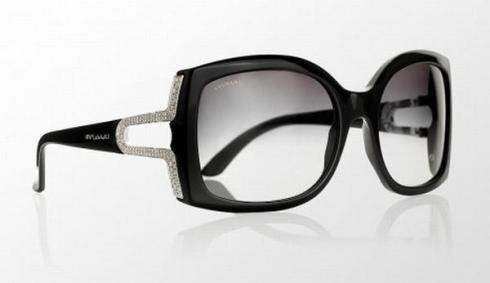 9. Parentesi Diamond Sunglasses, giá 31.000 USD: Hãng thời trang Italy Bulgari đã sản xuất ra chiếc kính thời trang gắn kim cương có tên Parentesi Diamond Sunglasses. Giá của nó lên tới 31.000 USD, đủ để mua một chiếc ôtô hạng trung.