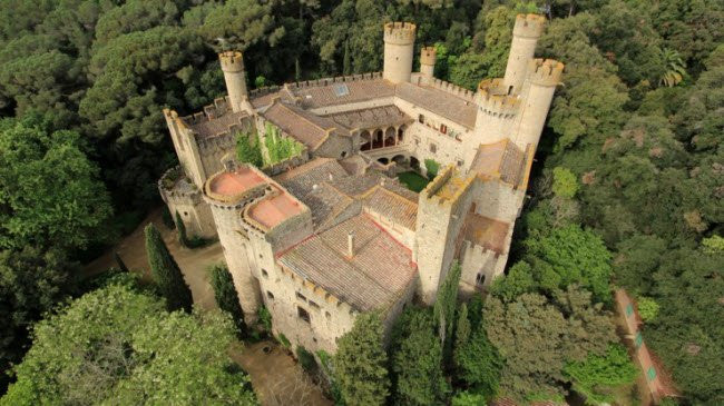 Nằm ở phía bắc thành phố Barcelona, lâu đài Santa Florentina được xây dựng từ thế kỷ thứ 11 và được mở rộng vào thế kỷ 20, nên nó có kiến trúc pha trộn giữa phong cách thời Trung cổ và hiện đại. Lâu đài Santa Florentina là địa chi du lịch hấp dẫn đối với du khách tới khu tự trị Catalonia và nó cũng được lựa chọn làm bối cảnh cho bộ phim Game of Thrones.