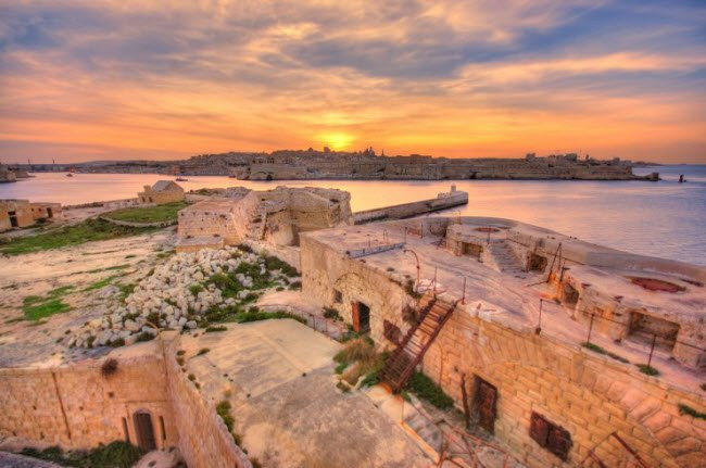 Nhà thờ Girona là một trong những điểm nhấn hấp dẫn đối với du khách tới tham quan thành phố. Ngoài ra, bạn cũng có thể khám phá khu phố của người Do Thái hay tắm theo kiểu Ả Rập.