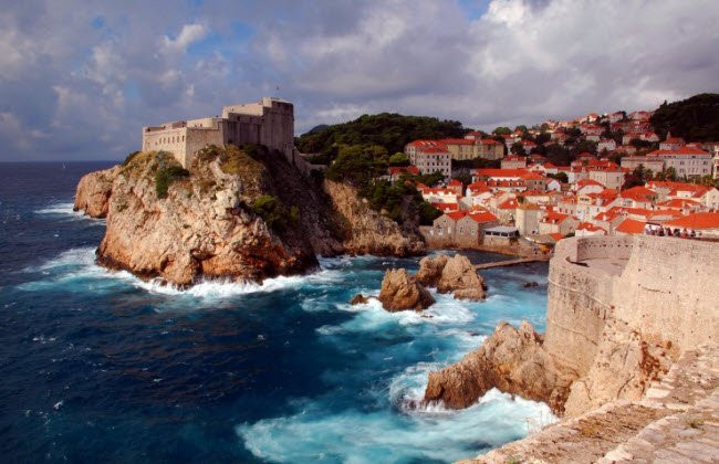 Thị trấn Dubrovnik là một trong những địa điểm du lịch nổi tiếng nhất ở Croatia và được tổ chức UNESCO công nhận là di sản thế giới. Cảnh đẹp này được chọn làm bối cảnh cho thành phố King’s Landing trong bộ phim nổi tiếng Game of Thrones.