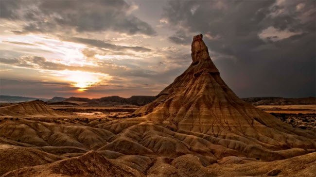 Vùng đất bán sa mạc Bardenas Reales ở Tây Ban Nhà được lựa chọn làm bối cảnh cho thành phố Dothrakis trong bộ phim Game of Thrones. Những khối đá có hình thù kỳ dị nằm rải rác trên vùng bán sa mạc tạo nên khung cảnh như ở hành tinh khác. Bardenas Reales là địa điểm ưa thích của những người mê khám phá thiên nhiên.