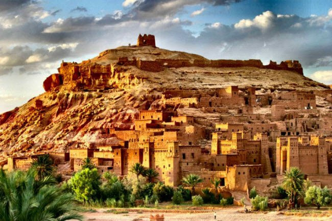 Thành phố pháo đài Aït-Ben-Haddou nhìn xuống sa mạc ở Ma Rốc được lựa chọn làm bối cảnh cho nhiều bộ phim và chương trình truyền hình nổi tiếng như Lawrence of Arabia, Jesus of Nazareth, The Mummy, Gladiator, Alexander, Babel,...Thành phố Aït-Ben-Haddou cũng được tổ chức UNESCO công nhận là di sản thế giới và thu hút rất đông du khách tới tham quan.
