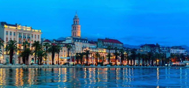 Split là một thị trấn xinh đẹp khác ở Croatia được tổ chức UNESCO công nhận là di sản thế giới và xuất hiện trong nhiều bộ phim truyền hình nổi tiếng. Nằm ngay sát bờ biển Adriatic, thị trấn Split là đô thị lớn thứ hai ở Croatia. Nơi đây nổi tiếng với những công trình kiến trúc cổ được xây dựng cách đây nhiều thế kỷ.