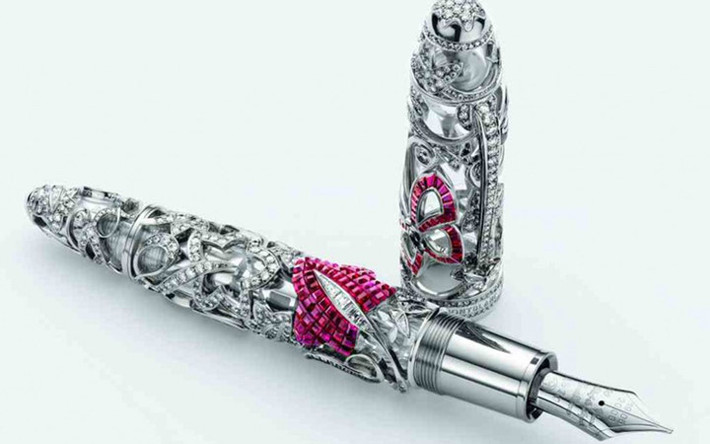 Bút gắn kim cương và hồng ngọc mang thương hiệu Aurora, trị giá 1,47 triệu USD.