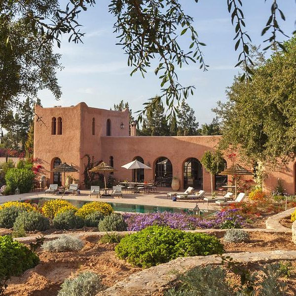 Villa Basmah, Le Jardin des Douars, tại Morroco: Villa Basmah là công trình mang màu đất nung với khu vực tiếp khách rộng lớn. Những dịch vụ mà du khách được tận hưởng gồm tắm trong hồ bơi và thưởng thức đồ ăn nhẹ truyền thống được thực hiện bởi đầu bếp của biệt thự.