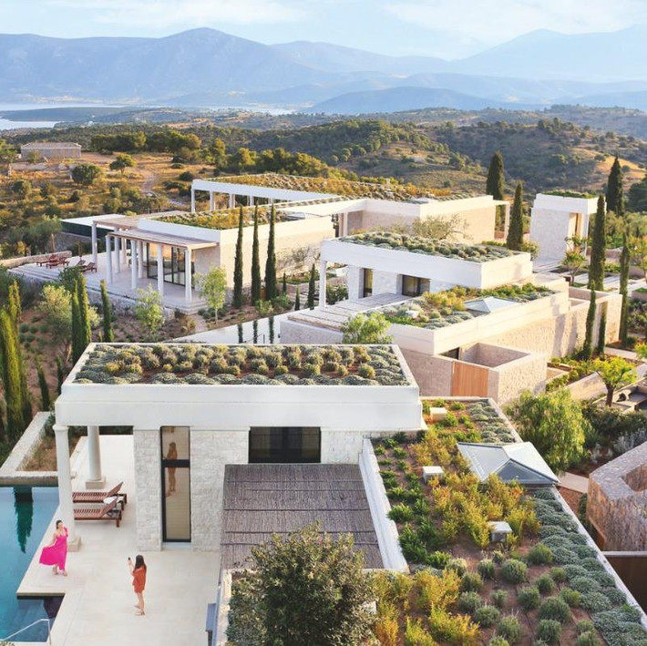 Villa 20 ở khách sạn Amanzoe tại Hy lạp: Villa 20 tại Amanzoe ở Hy Lạp đủ không gian cho 18 khách du lịch có thể ở lại đó. Trong số những tiện nghi mà du khách có thể trải nghiệm là một phòng tập thể dục, tắm hơi, spa, phòng chơi game và nhiều hồ bơi cỡ lớn.