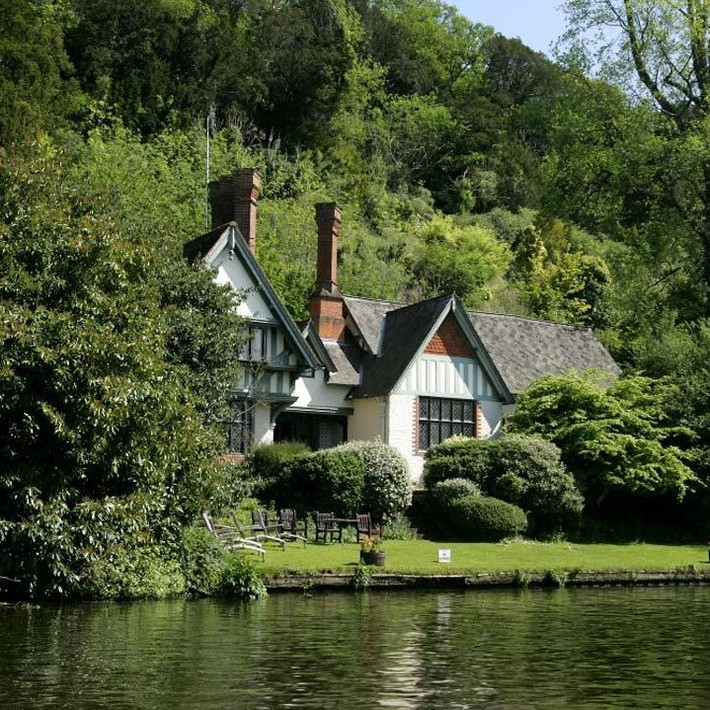 Spring Cottage, Cliveden House, ở Anh: Được xây dựng trên bờ sông Thames, Spring Cottage mang đến khung cảnh như một khu điền viên thôn quê.