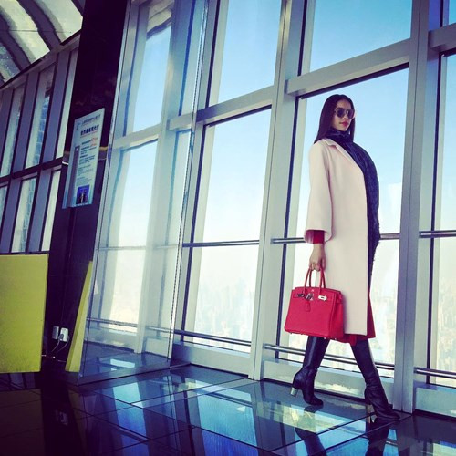 Bộ sưu tập hàng hiệu của Phạm Hương gồm chiếc túi xách Hermes Birkin màu đỏ nổi bật, với giá lên đến 21.500 USD (khoảng 473 triệu đồng).