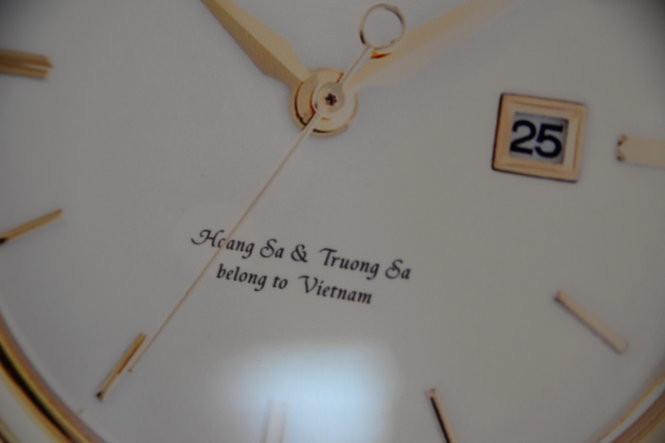 Giữa tâm điểm của mặt số là dòng chữ tiếng Anh “Hoang Sa & Truong Sa belong to Vietnam” (Hoàng Sa và Trường Sa là của Việt Nam).