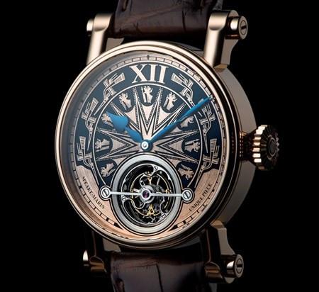Người đeo có thể quan sát cơ cấu Tourbillon xuyên suốt từ trước ra sau. Ngoài nghệ thuật điêu khắc sử dụng hóa chất, hầu hết các chi tiết đồng hồ được làm thủ công.