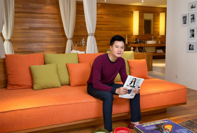 Hiện tại, nam ca sĩ Quang Dũng sở hữu 2 căn nhà, một ở bên Mỹ và một ở Việt Nam. Căn nhà sang trọng của ca sĩ Quang Dũng nằm trên đường Huỳnh Văn Bánh, quận Phú Nhuận, TP HCM. Tất cả màu sắc, kiến trúc, đồ nội thất đều gắn kết chặt chẽ với nhau tạo nên một không gian nhẹ nhàng giao hòa với thiên nhiên.