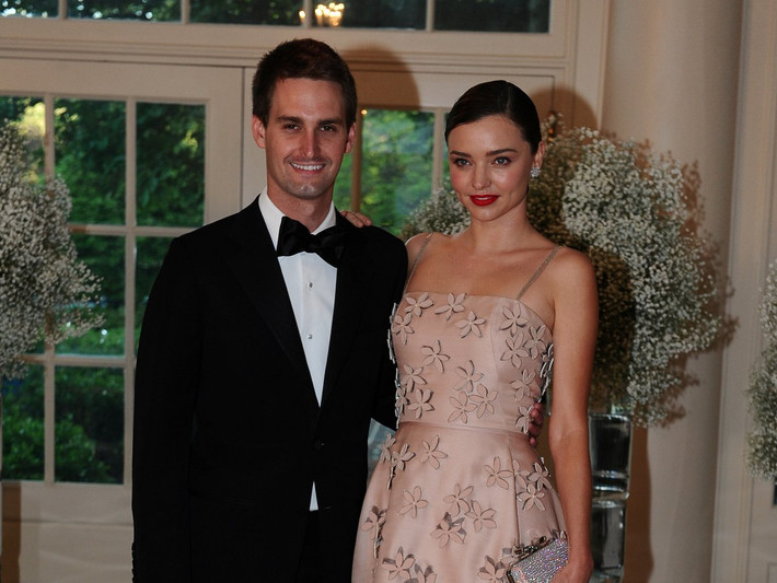 Tối 20/7, Miranda Kerr chia sẻ bức ảnh tay đeo nhẫn trên Instagram và Facebook cùng hình ảnh minh họa ngộ nghĩnh về chàng trai quỳ gối cầu hôn cô gái. Bên dưới bức ảnh, người đẹp Australia chú thích: "Tôi đã nói đồng ý”!!!.