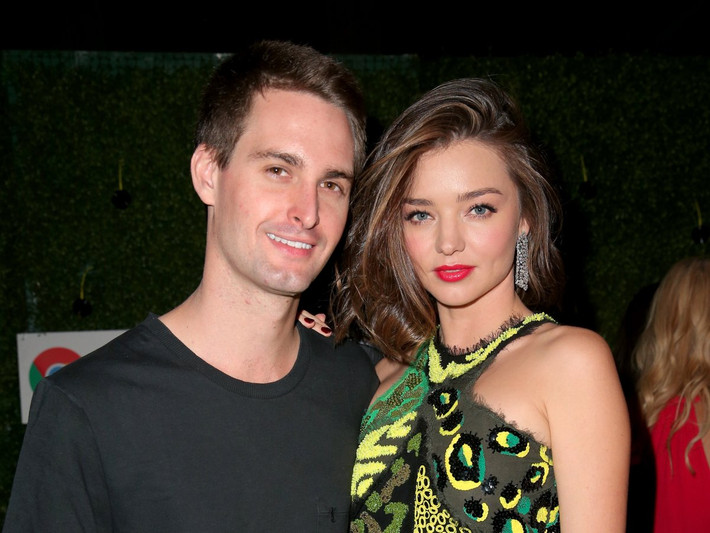 Tuần trước, tờ Us từng trích dẫn nguồn tin tiết lộ rằng Evan Spiegel đang đi tìm mua nhẫn và đã sẵn sàng cầu hôn Miranda Kerr. Còn trang E!News khẳng định rằng, chàng tỷ phú 26 tuổi người Mỹ và Miranda đã tính đến chuyện kết hôn với một lễ cưới hoành tráng.