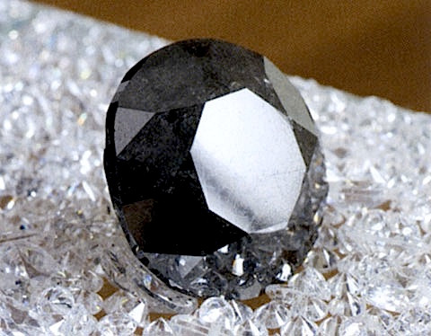 Korloff Noir là viên kim cương đen lớn nhất thế giới có trọng lượng lên tới 88 carat và nó từng là lá bùa hộ mệnh cho gia đình quý tộc Nga từ thế hệ này sang thế hệ khác. Sau đó, viên đá quý này được một đại gia Pháp mua lại và trở thành đồ trang sức có giá trị bảo hiểm lớn nhất thế giới hiện nay.