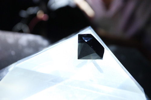 Lúc đầu, trọng lượng nguyên gốc của viên kim cương là rất lớn, lên tới 421 carat nhưng sau quá trình gọt giũa, tạo tác chỉ còn 88 carat.