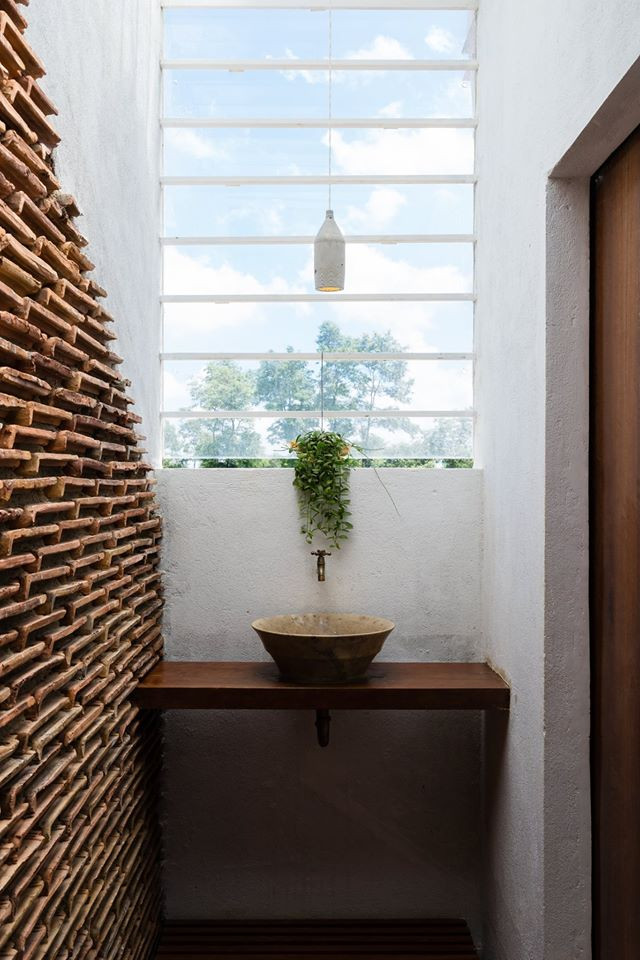 Bồn nhà vệ sinh cổ kính.