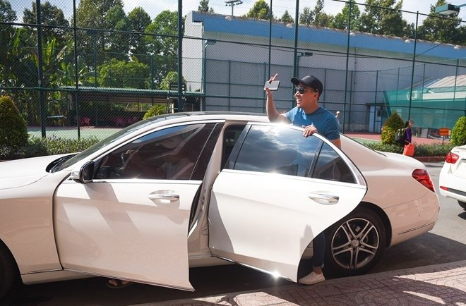Chiếc xe được Trấn Thành sử dụng trong các buổi đi tập, chạy show và đưa đón Hari Won là một chiếc xe màu trắng sang trọng thuộc thương hiệu Mercedes-Benz S 400 L có giá bán trên thị trường khoảng 3,7 tỷ đồng. Chiếc xế hộp có giá gần 4 tỷ của Trấn Thành được cho là 1 trong những chiếc đắt tiền nhất trong giới showbiz.