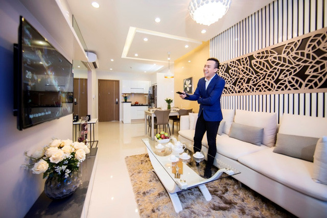 Chàng MC chia sẻ kế hoạch chuẩn bị mua nhà mới khi tham quan căn hộ RichStar - dự án đầu tiên của Tập đoàn Novaland tại quận Tân Phú. Điều khiến Trấn Thành thích thú ở dự án này là tiện ích nội khu nổi bật với hai hồ bơi tràn rộng đến 1700 m², cùng trung tâm mua sắm, khuôn viên cây xanh, khu vui chơi trẻ em.