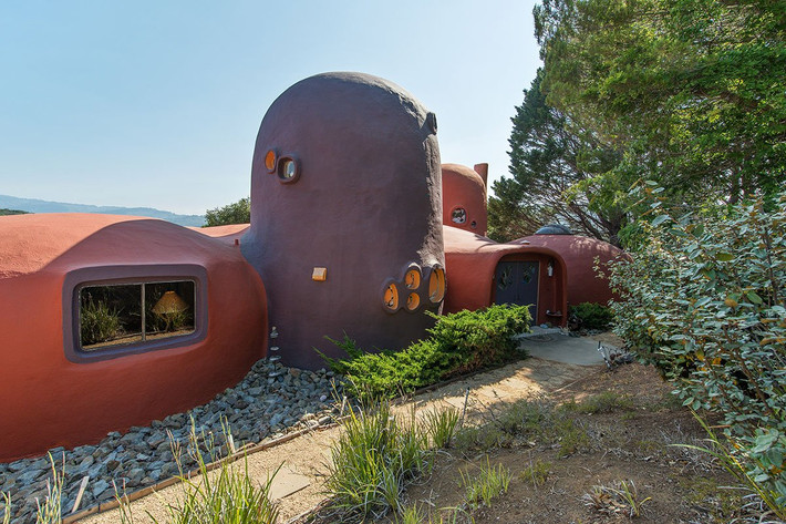 Nhiều hàng xóm và người dân địa phương gọi Flintstones House là ngôi nhà chướng mắt, đặc biệt là sau khi nó được sơn màu da cam và màu tím, theo Tech Insider. Ban đầu, ngôi nhà từng được sơn màu trắng nhạt khi nó được xây dựng vào năm 1976.