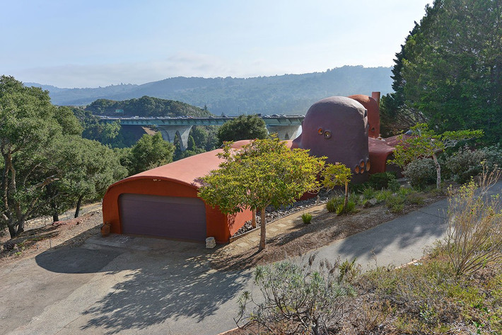  Ngôi nhà kỳ quặc có tên "Flintstones House" ban đầu được rao bán trên thị trường bất động sản Mỹ với giá 4,2 triệu USD.