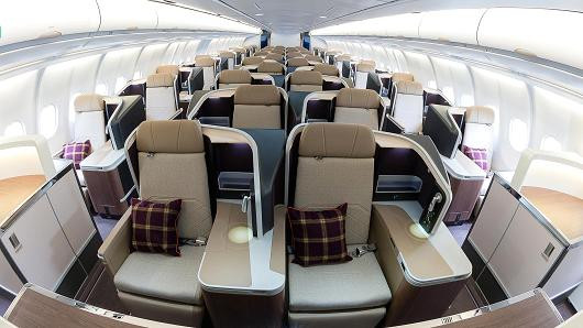 Khoang VIP của chuyên cơ được đặt ở phía trước, có các chỗ ngồi riêng. Bên cạnh đó trong khoang cũng lắp đặt nhiều thiết bị tiện nghi hiện đại. Đặc biệt, những chiếc ghế hạng VIP được thiết kế từ chất liệu da xịn, có thể thoải mái ngả ra, rộng rãi và có rèm che.