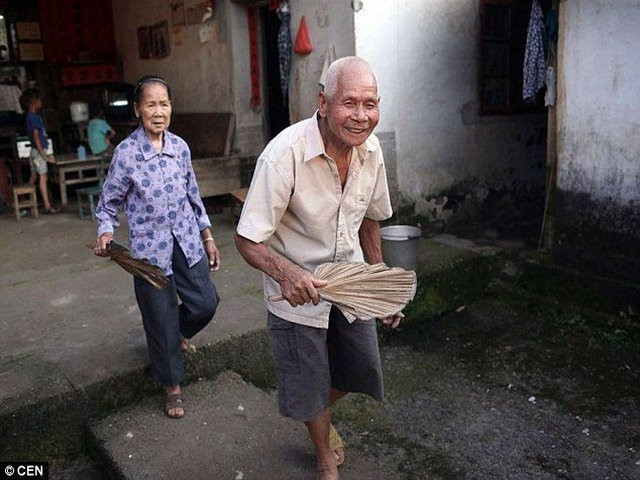 Theo Thời báo Hoàn cầu, bà Wei Basao mồ côi năm lên 6 tuổi và được gả cho một gia đình. Bà kể lại đám cưới với ông Wei Qishou: “Buổi tối chúng tôi dùng bữa cùng các thành viên trong gia đình. Từ đó chúng tôi là vợ chồng”.