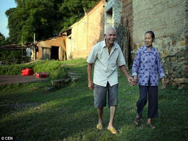 Vợ chồng bà Wei sống bằng nghề nông. Họ nói rằng thời điểm đó gia đình rất nghèo và phải ngủ trên giường không có drap. Bà Wei chia sẻ dù thiếu thốn tiền bạc, gia đình chồng đối xử với bà rất tốt và bà không bảo giờ phải nhịn ăn.