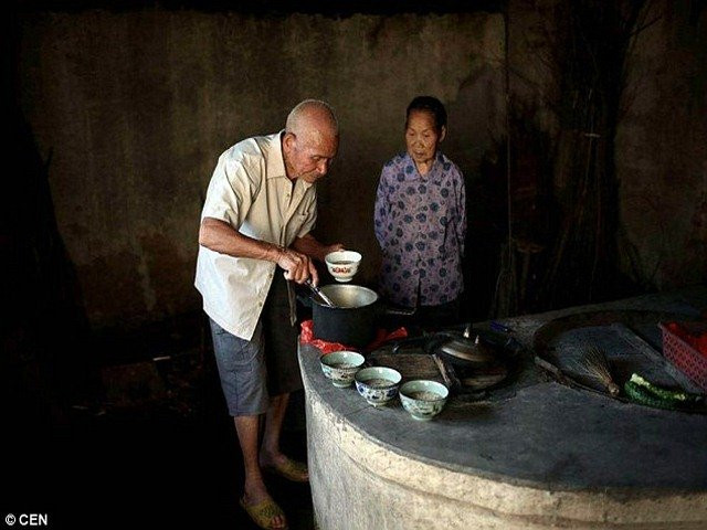 Cặp vợ chồng già hiện sống ở thị trấn Tô Kiều, tỉnh Quảng Tây, Trung Quốc. Họ vui thú điền viên và sống cuộc đời mà nhiều người phải mơ ước. Trong những bức hình đăng tải trên mạng xã hội Trung Quốc, hai vợ chồng nắm tay nhau đi dạo hoặc ngồi bên nhau dưới hiên nhà. Hình ảnh hai người bên nhau như hình với bóng suốt 96 năm qua.