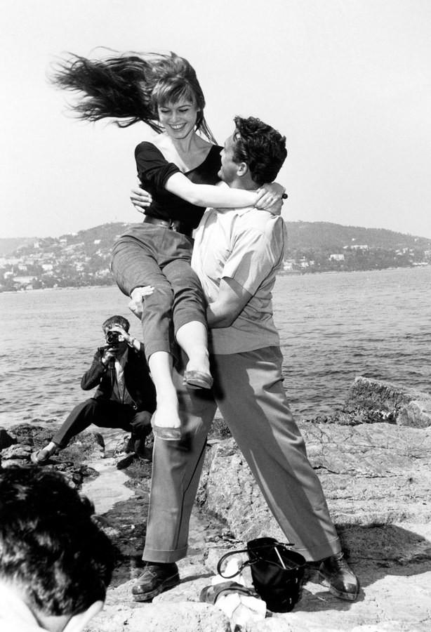 Brigitte Bardot chụp ảnh tình tứ với nam diễn viên người Áo, Carl Moener, tại LHP Cannes 1955. (Ảnh: Getty Images)