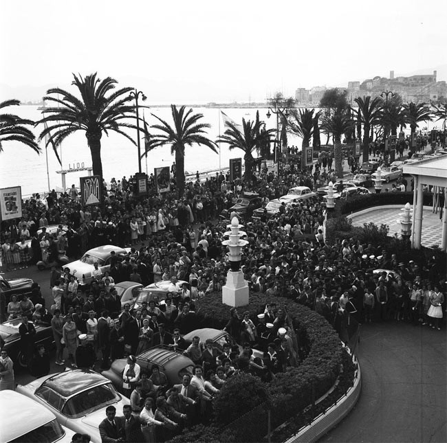 Người tới dự LHP Cannes 1959 rất đông. Cứ đến giữa tháng 5 hàng năm là thành phố ven biển này lại có dịp đón tiếp rất nhiều ngôi sao điện ảnh tới đây để dự một trong những liên hoan phim lớn nhất thế giới. (Ảnh: Getty Images)
