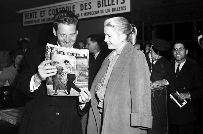 Nam diễn viên người Pháp Jean-Pierre Aumont và ngôi sao điện ảnh Grace Kelly đứng bên ngoài một quầy bán vé ở Cannes năm 1955. Thời điểm đó có tin hai người là một cặp. Tuy nhiên chưa đầy một năm sau đó, Grace Kelly đã lên ngôi bà hoàng xứ Monaco khi kết hôn với ông hoàng Rainier III. (Ảnh: Getty Images)